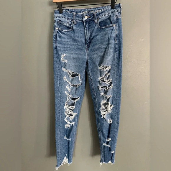 American Eagle Women's Distressed Mom Jean‎ Light/Medium Wash. Size 4 Reg - Picture 1 of 8